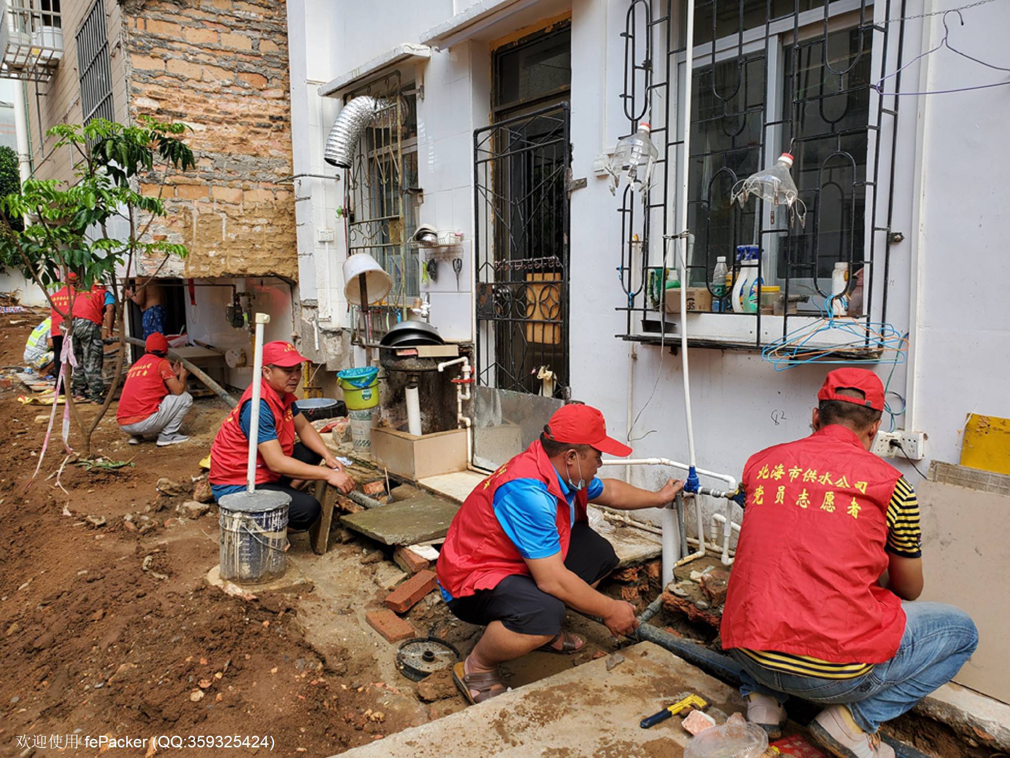 4、供水公司下属供水工程公司党支部党员参加北海市背街小巷供水管道迁移改造.jpg