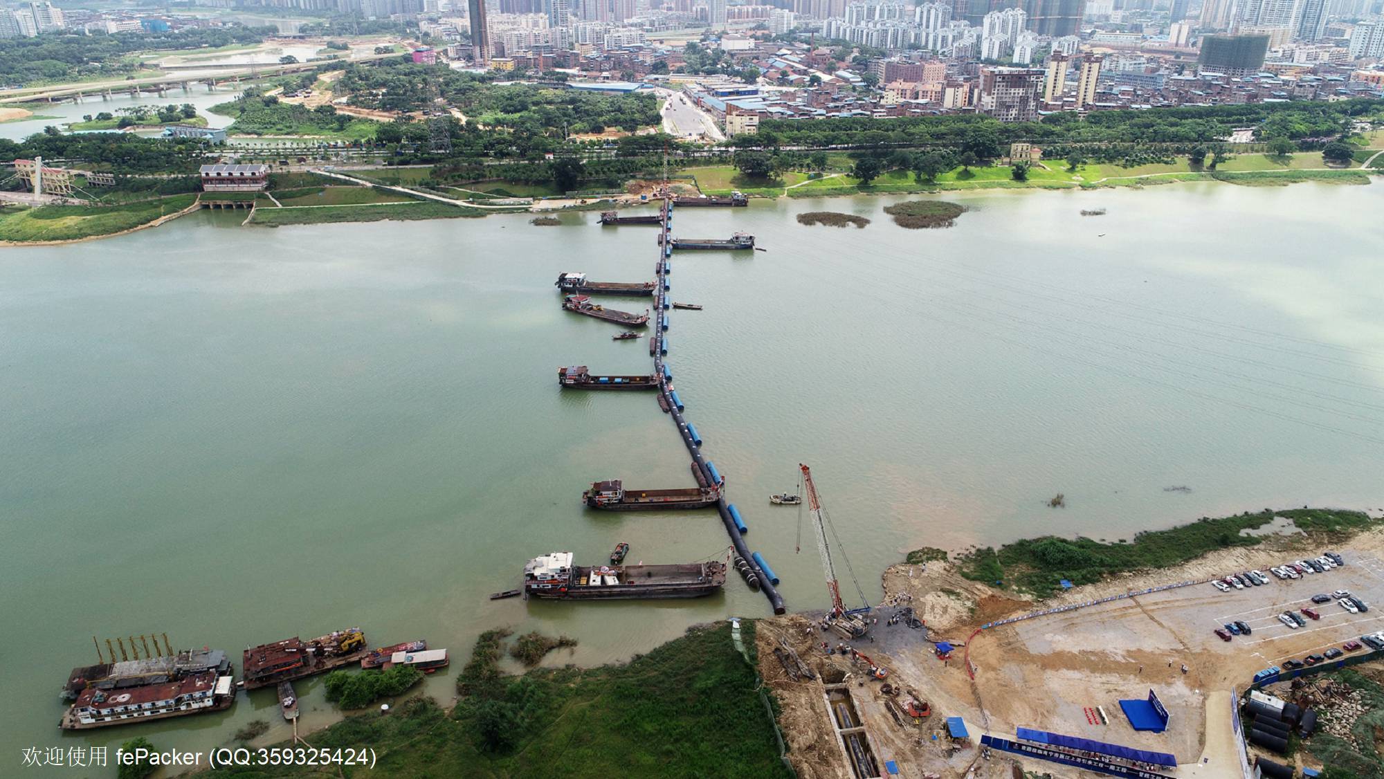 为保障城市饮用水安全，南宁建宁水务集团完成邕江上游引水一期工程建设，将城市供水厂的取水口上移至老口泵站。图为邕江上游引水一期工程横跨邕江时的过江管沉管施工，该管线主管口径2.6米，为广西管径最大的压力管。（杨健 摄）.jpg