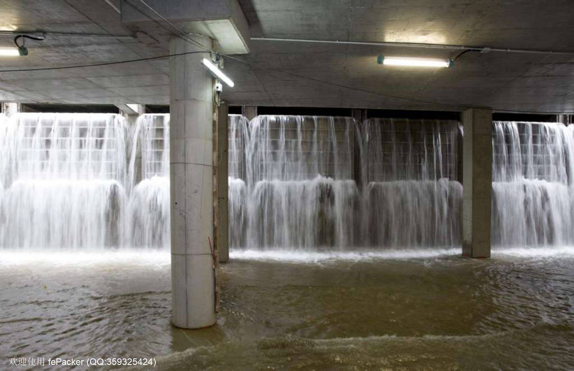 蓄洪池内的智能水闸开启后，雨水从箱型暗渠流入.jpg