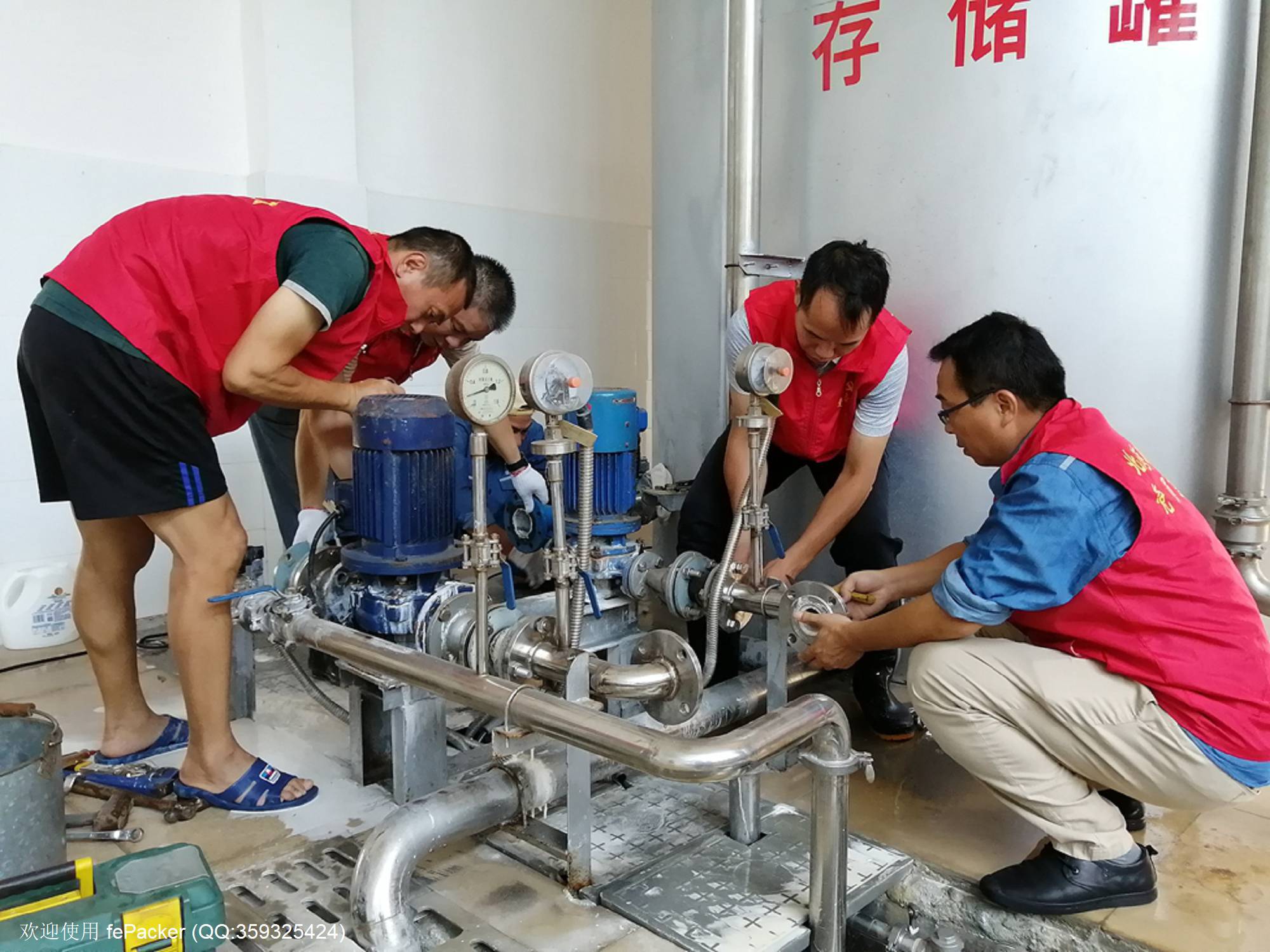 3、供水公司禾塘水厂党支部党员进行供水设备的维护.jpg